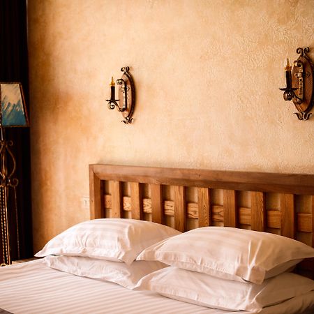 Caucasus Hotel Kasagh ภายนอก รูปภาพ A bed with two pillows