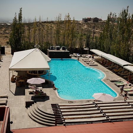 Caucasus Hotel Kasagh ภายนอก รูปภาพ The swimming pool at the Grand Hotel