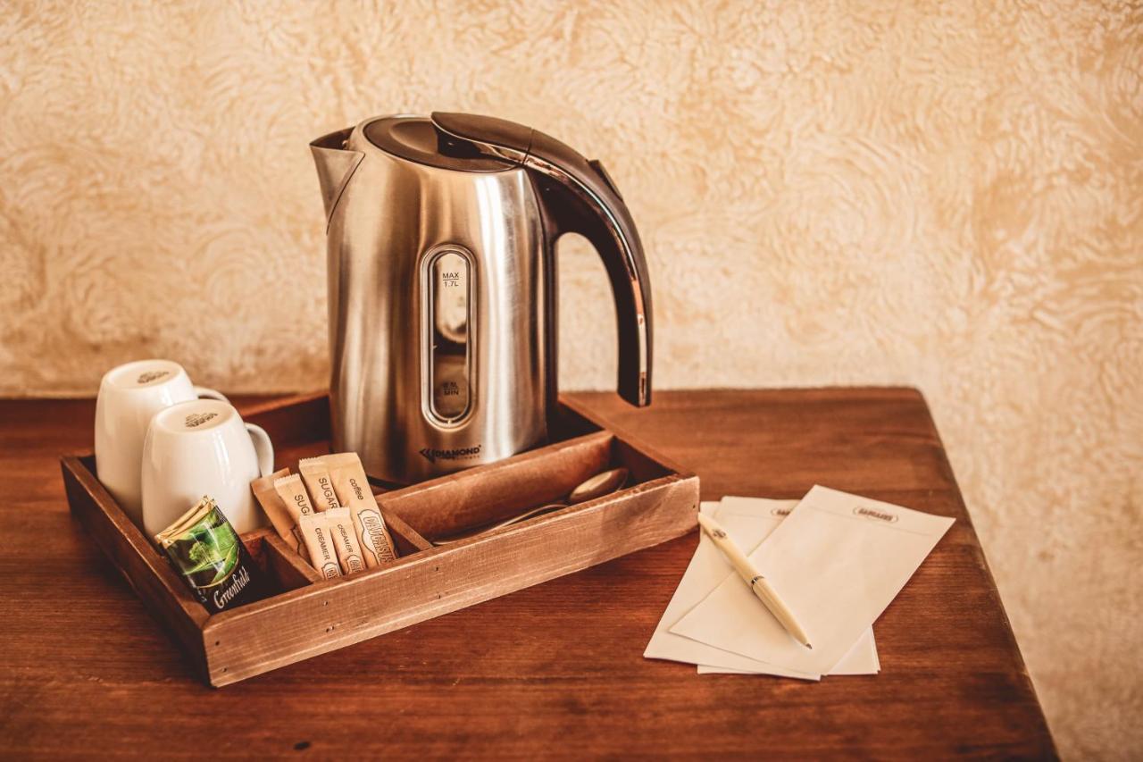 Caucasus Hotel Kasagh ภายนอก รูปภาพ A kettle in a hotel room