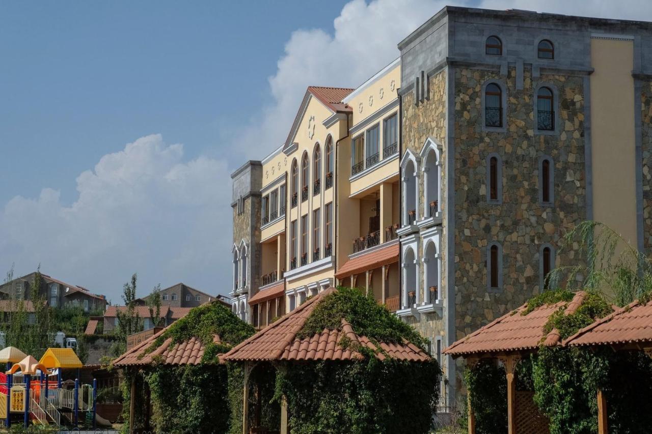 Caucasus Hotel Kasagh ภายนอก รูปภาพ Residential buildings in Çekmeköy Alemdağ