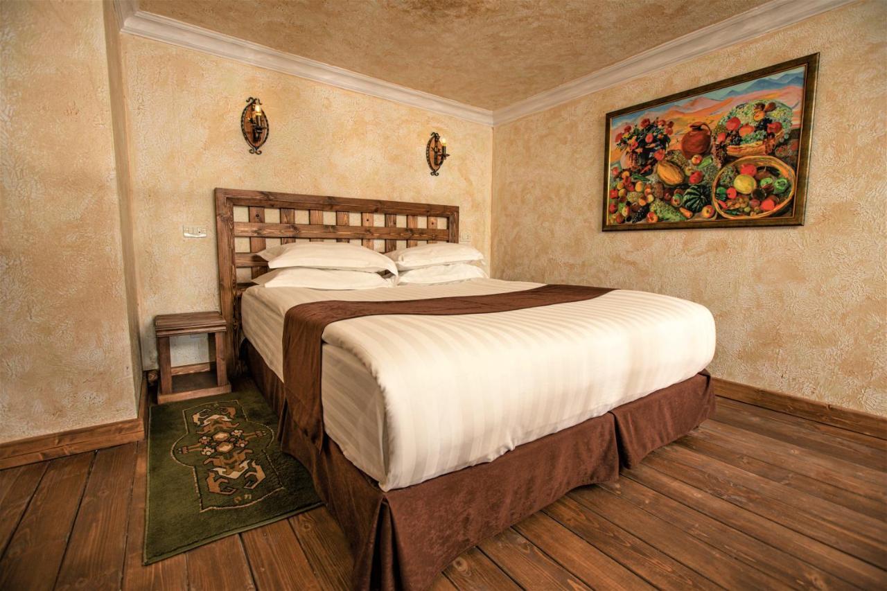Caucasus Hotel Kasagh ภายนอก รูปภาพ A room at the hotel
