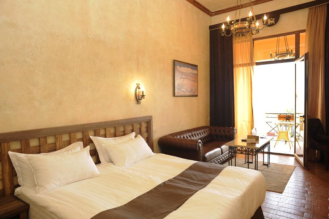 Caucasus Hotel Kasagh ภายนอก รูปภาพ A room at the hotel