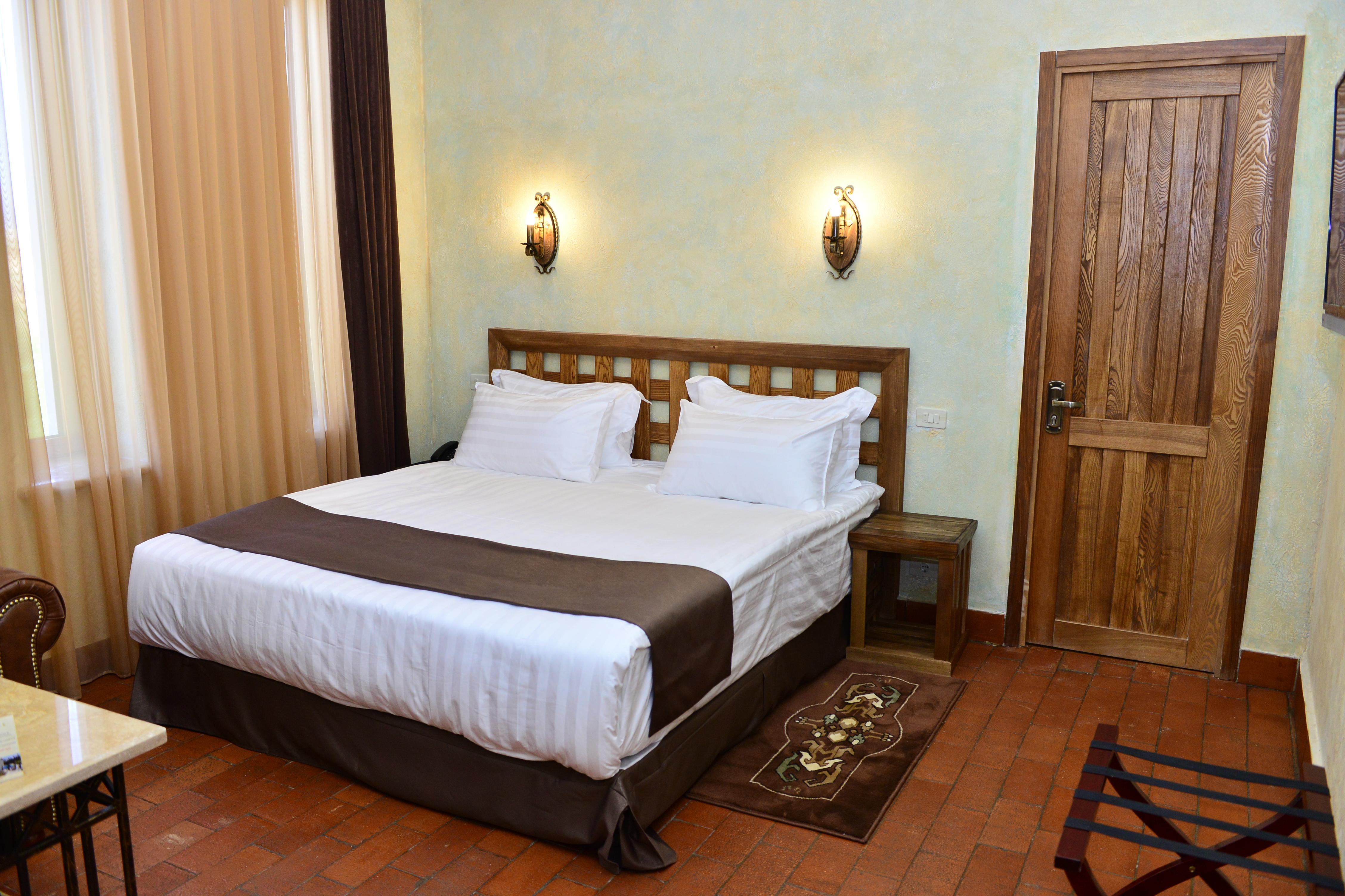Caucasus Hotel Kasagh ภายนอก รูปภาพ A bedroom at the hotel