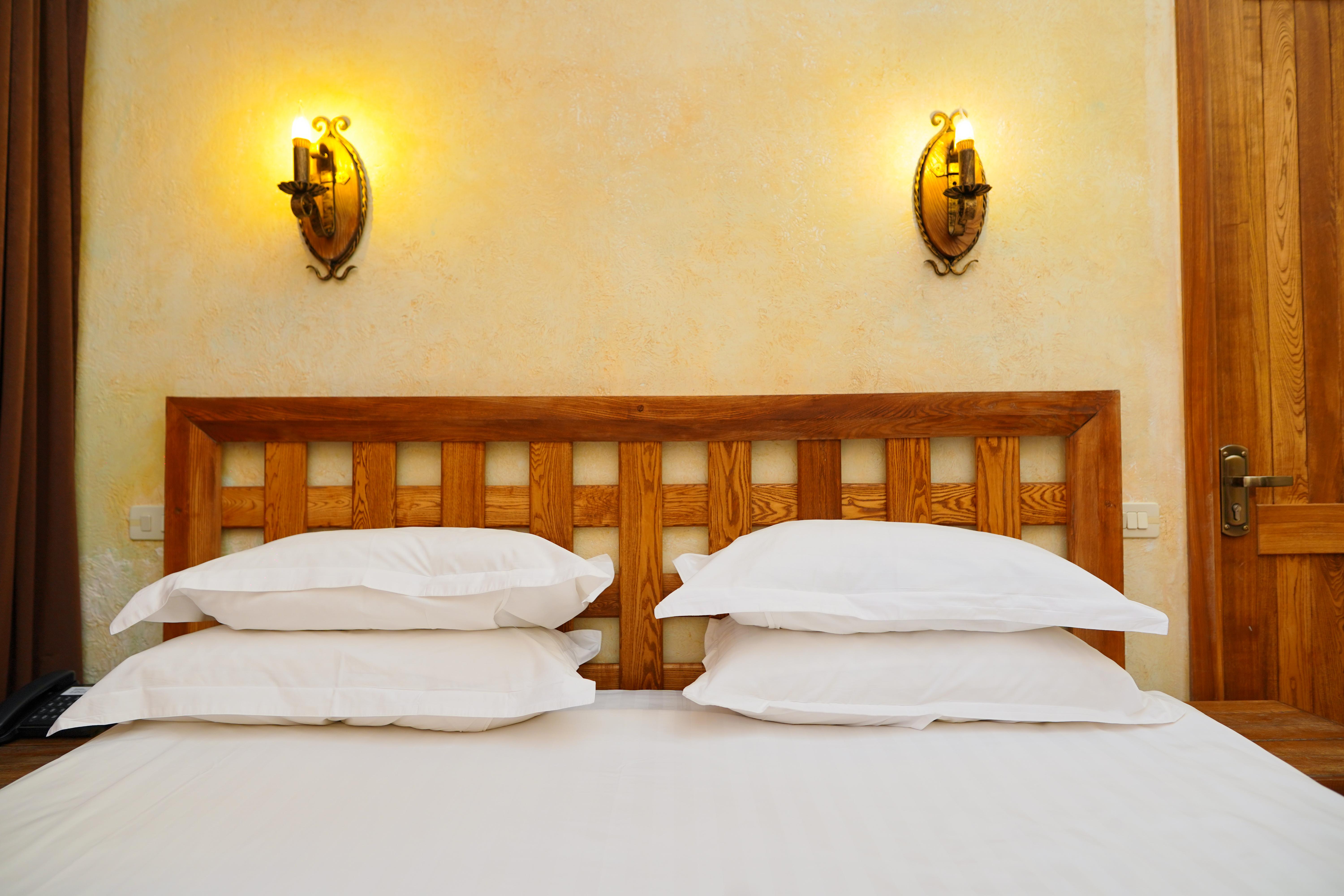 Caucasus Hotel Kasagh ภายนอก รูปภาพ A bed with two pillows