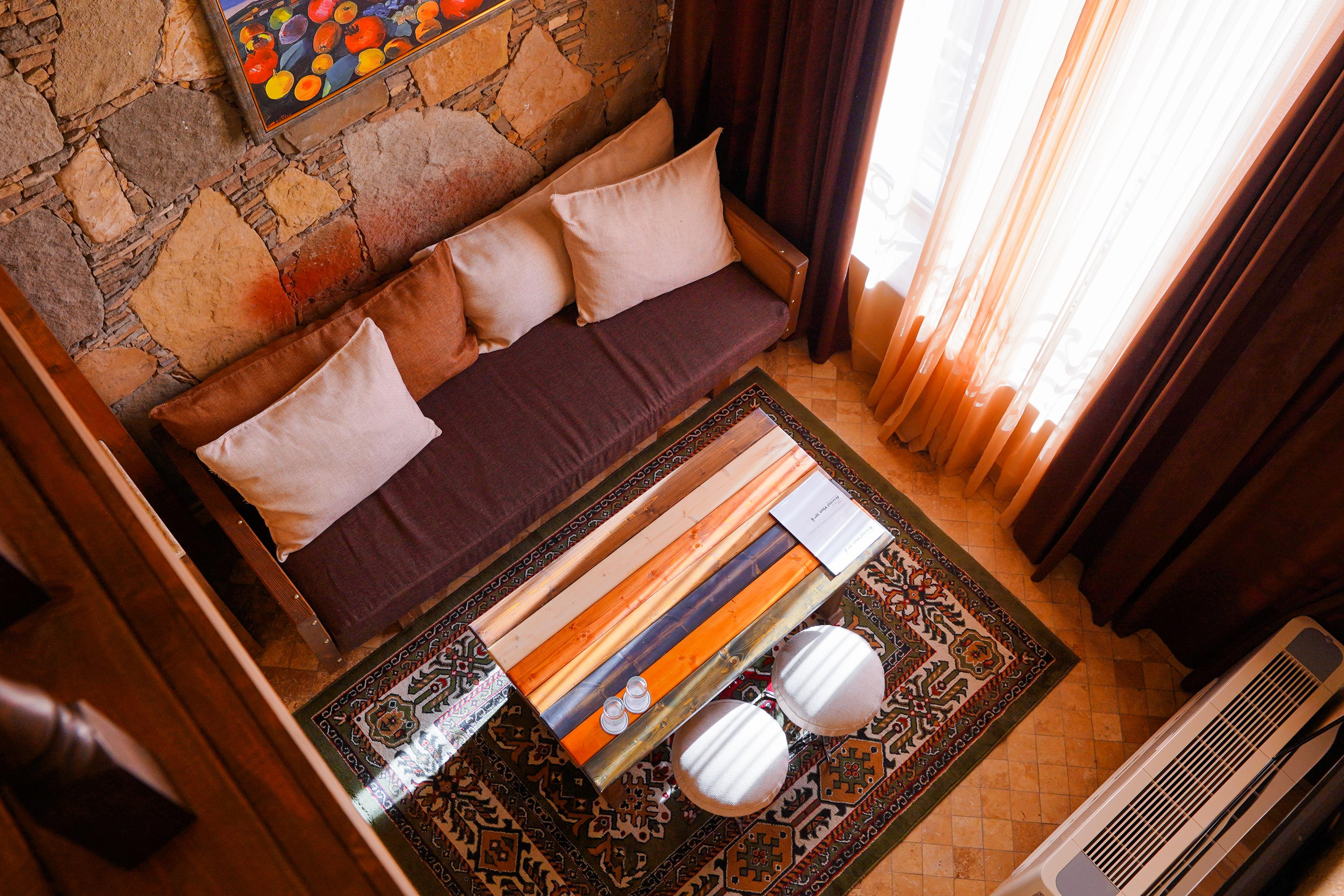 Caucasus Hotel Kasagh ภายนอก รูปภาพ A living room with a carpet