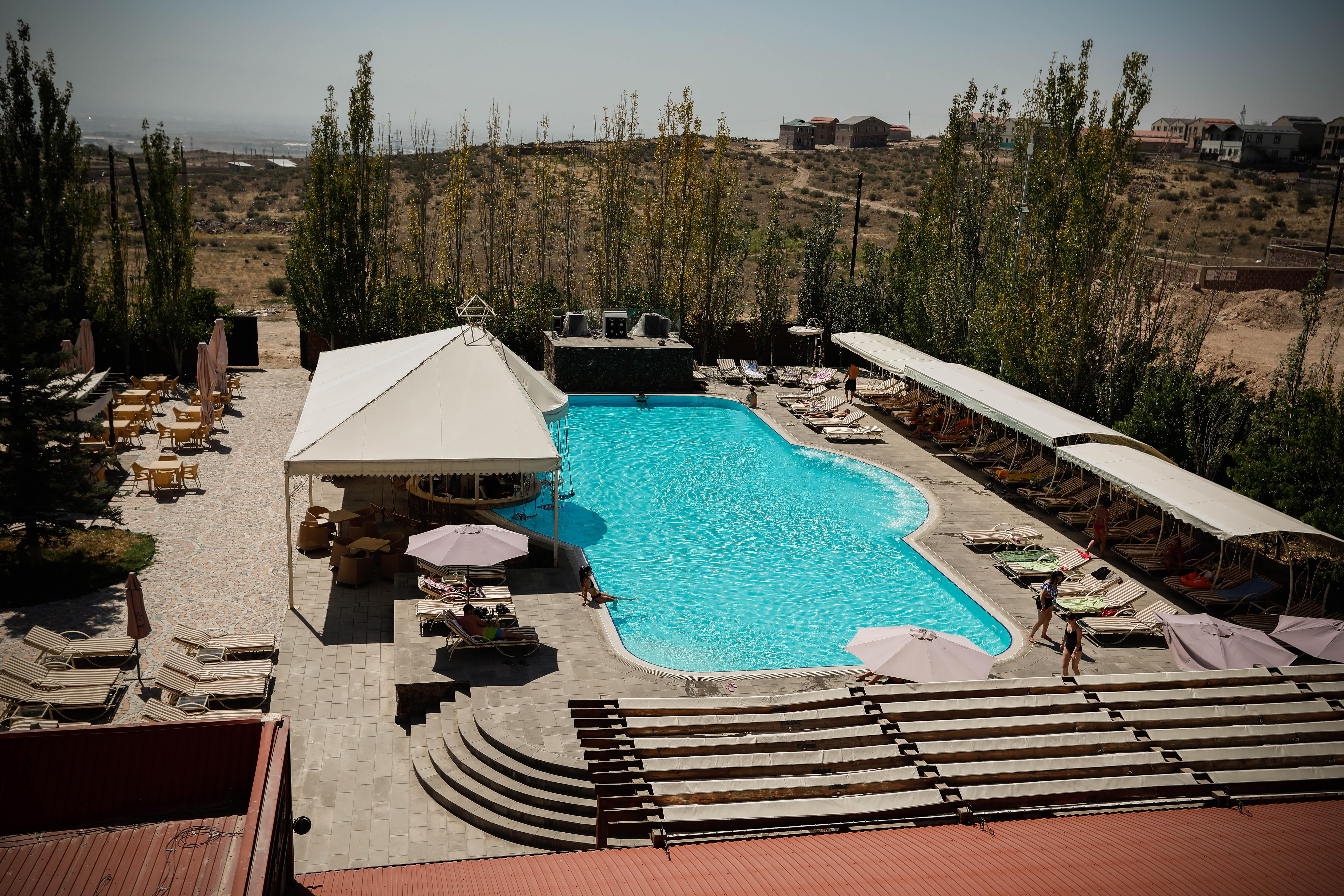 Caucasus Hotel Kasagh ภายนอก รูปภาพ The swimming pool at the Grand Hotel