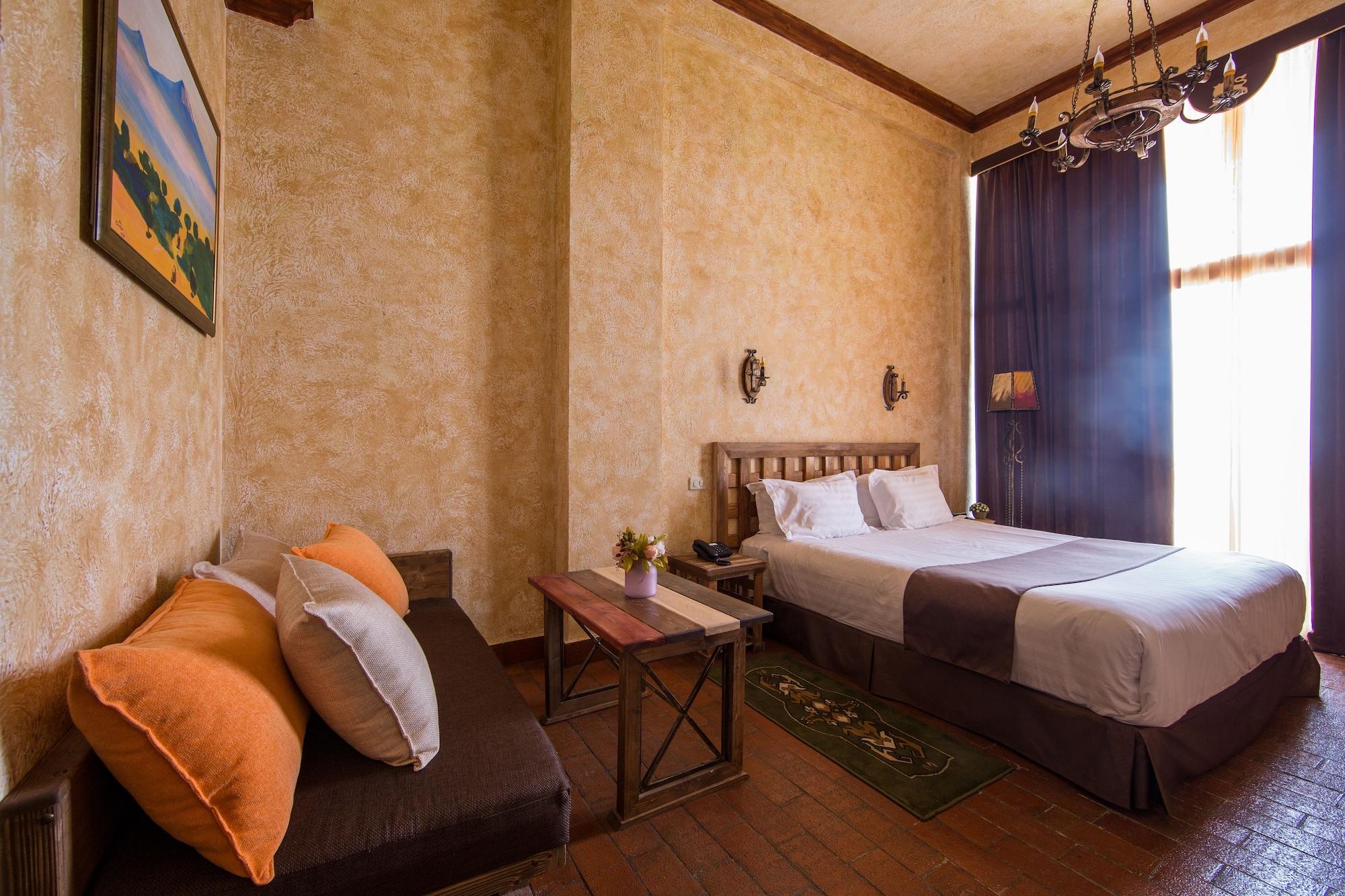 Caucasus Hotel Kasagh ภายนอก รูปภาพ A room at the hotel