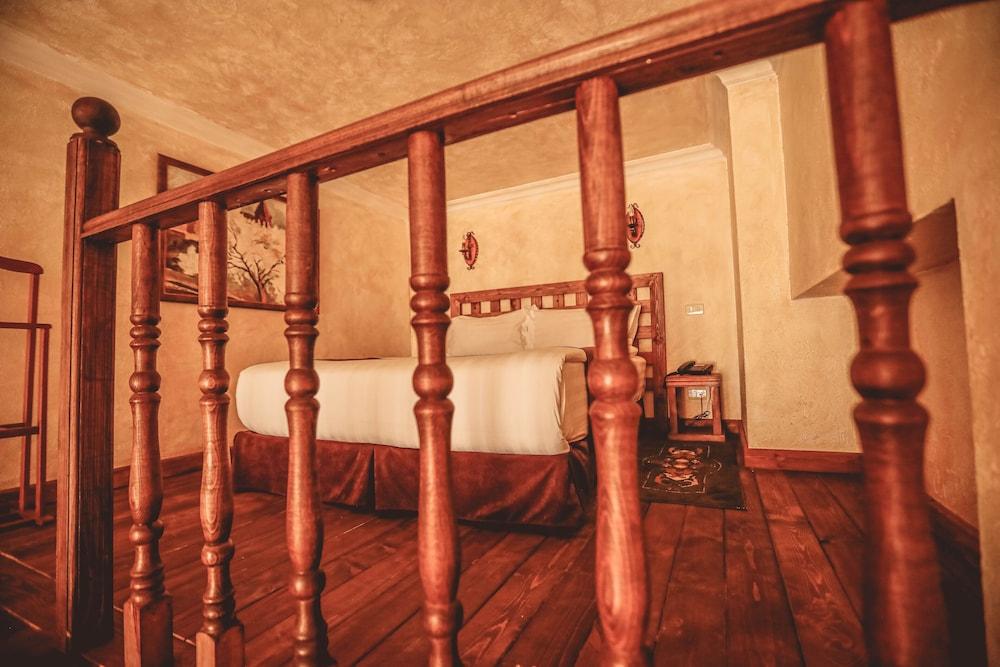Caucasus Hotel Kasagh ภายนอก รูปภาพ A bed in a hotel room