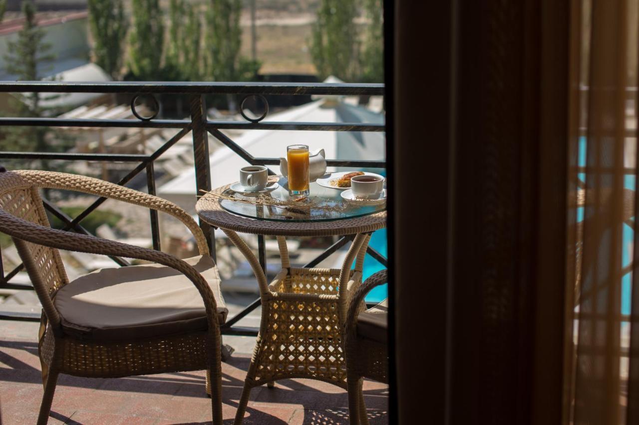 Caucasus Hotel Kasagh ภายนอก รูปภาพ A balcony